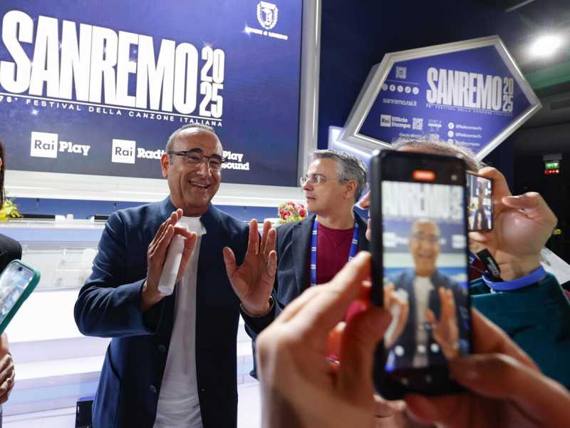 Anche Amadeus e Fiorello hanno guardato Sanremo. Il ministro Urso all’Ariston (con un francobollo)