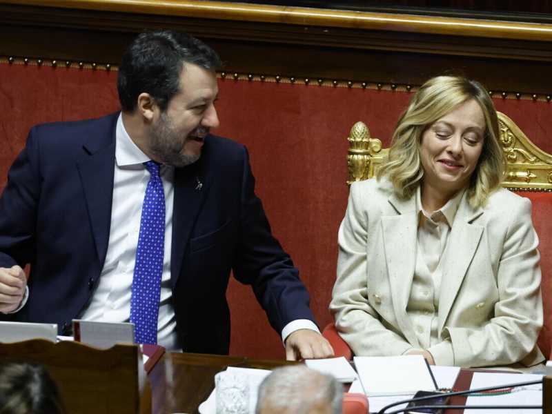 Meloni teme una crisi di Salvini e dice ai capigruppo: "Non prendiamo transfughi dalla Lega"