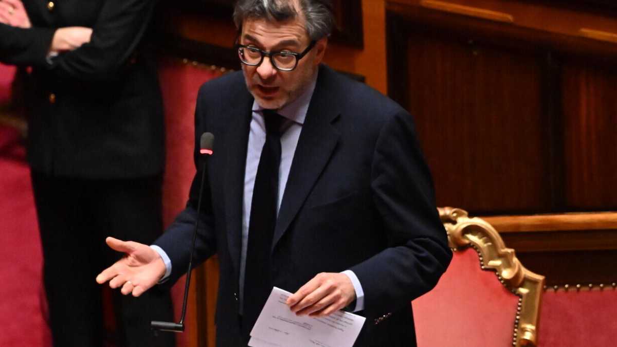 Immagine di Giorgetti annuncia un provvedimento sul caro bollette, ma è preoccupato dai dazi di Trump