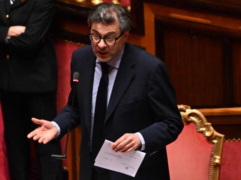 Giorgetti annuncia un provvedimento sul caro bollette, ma è preoccupato dai dazi di Trump