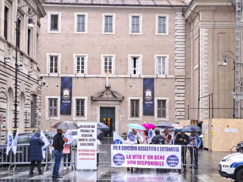 Sit-in del Popolo famiglia contro ddl fine vita vicino al Senato (Ansa) <br />
