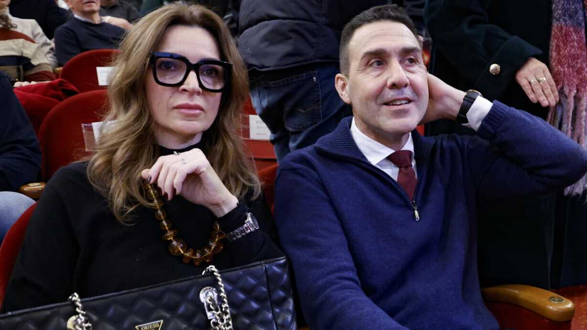 Immagine di Il golpe è fallito: niente duetto all’Ariston di Vannacci e Corona. In compenso c’è Topo Gigio