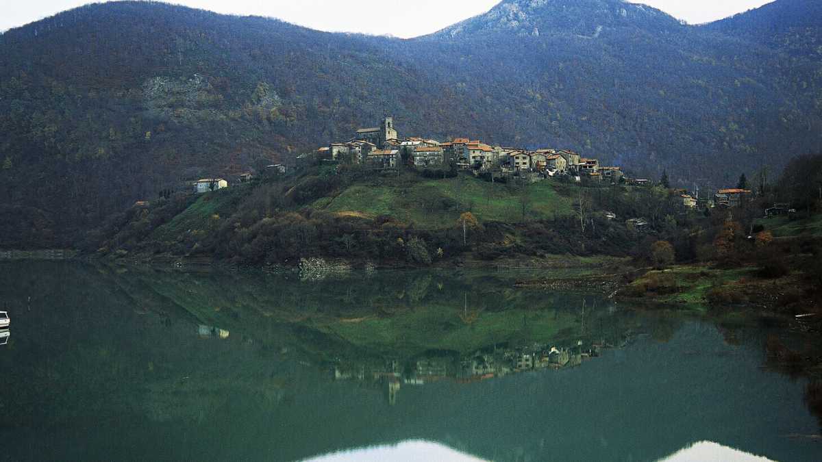 Immagine di Basta andare a Vagli Sotto per trovare statue ingloriose