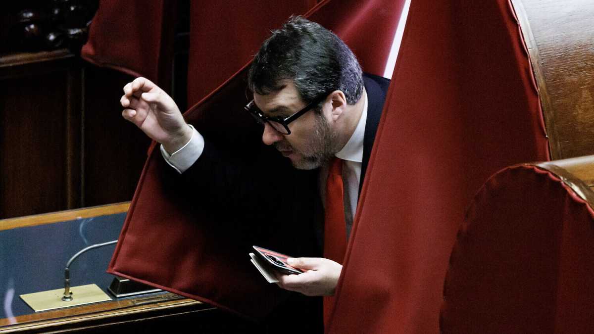 Immagine di Salvini, il brutalista. Non risponde ai messaggi di Meloni. Vuole Borghi al posto di Romeo, che dice: "Chiedo cambio di linea Lega"