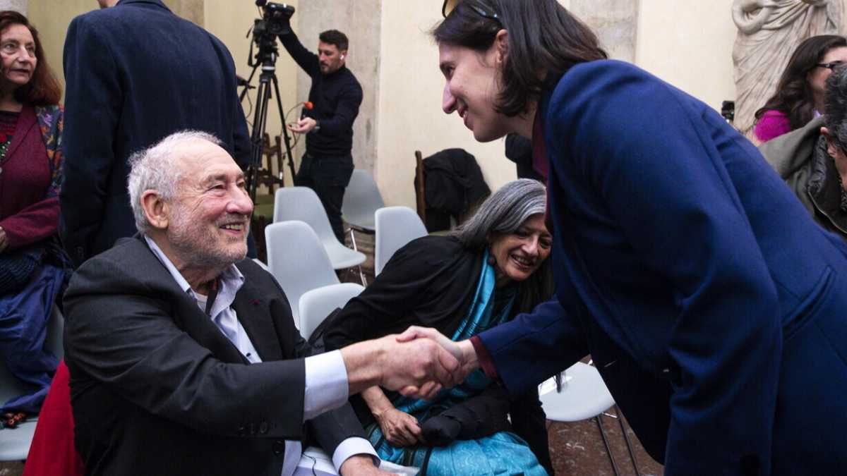 Immagine di Tassare i ricchi? Al convegno sulla povertà con Stiglitz, Schlein appare più contiana di Conte