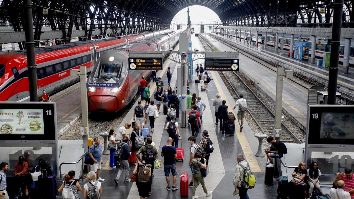 Immagine di Diario dalle sale d’attesa per i possessori di carta fedeltà, una liturgia di treni e tartine