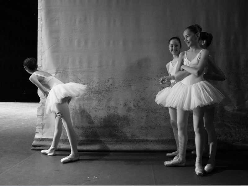 Una fotografia di Gérard Uféras della mostra "Lo sguardo nascosto. La danza dietro al sipario" al Teatro alla Scala di Milano supportata da Ferragamo <br />