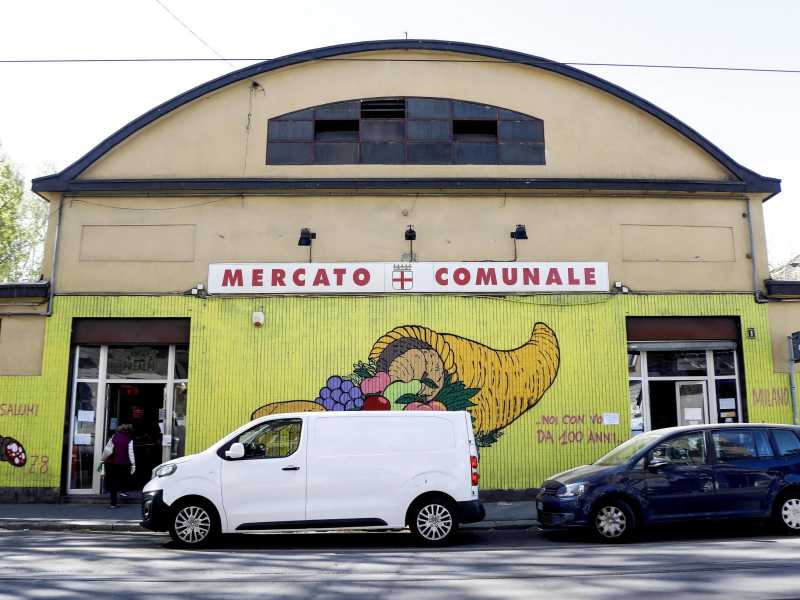 Il mercato comunale coperto di Piazza Prealpi a Milano, 14 aprile 2020 (Ansa/Mourad Balti Touati)&nbsp;<br />
