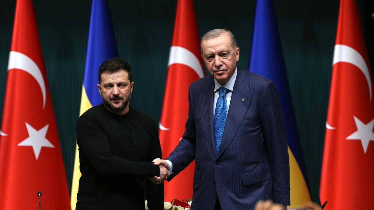 Immagine di Zelensky evita i negoziati senza Kyiv e va in Turchia