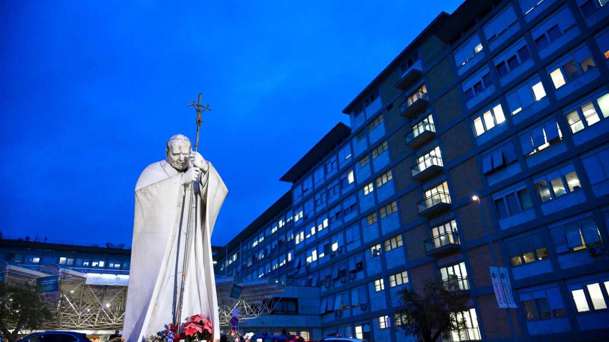 Immagine di Il Papa, le cui condizioni sono stazionarie, lavora e riceve ospiti. Nel mondo, si prega