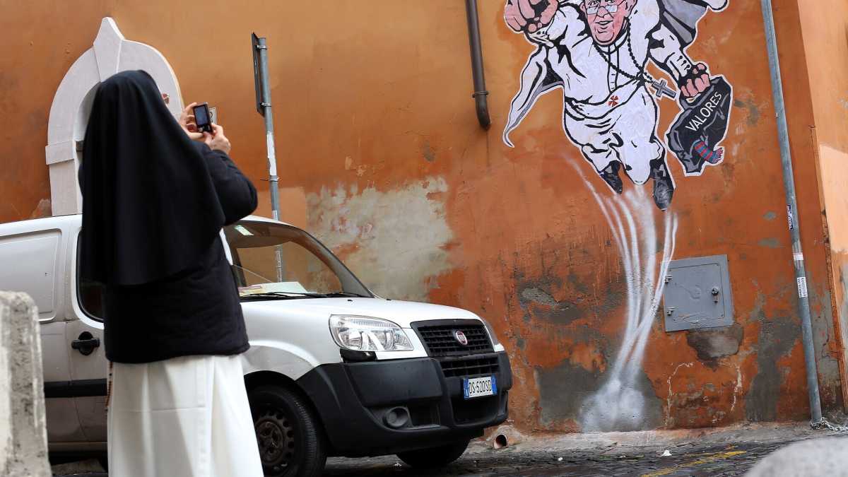 Immagine di Un giro a Borgo Pio, tra preghiere per il Papa e pochi pellegrini