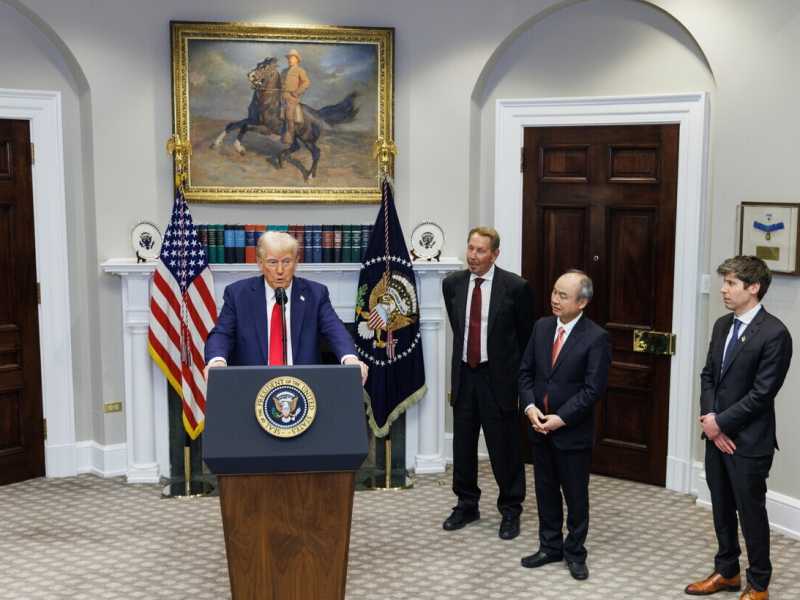Trump durante la conferenza stampa nella Roosevelt Room della Casa Bianca il 21 gennaio scorso mentre annuncia il piano per le infrastrutture Ai (foto Epa, via Ansa)&nbsp;<br />