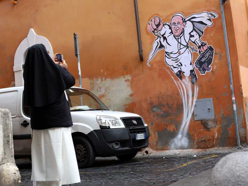 Un giro a Borgo Pio, tra preghiere per il Papa e pochi pellegrini