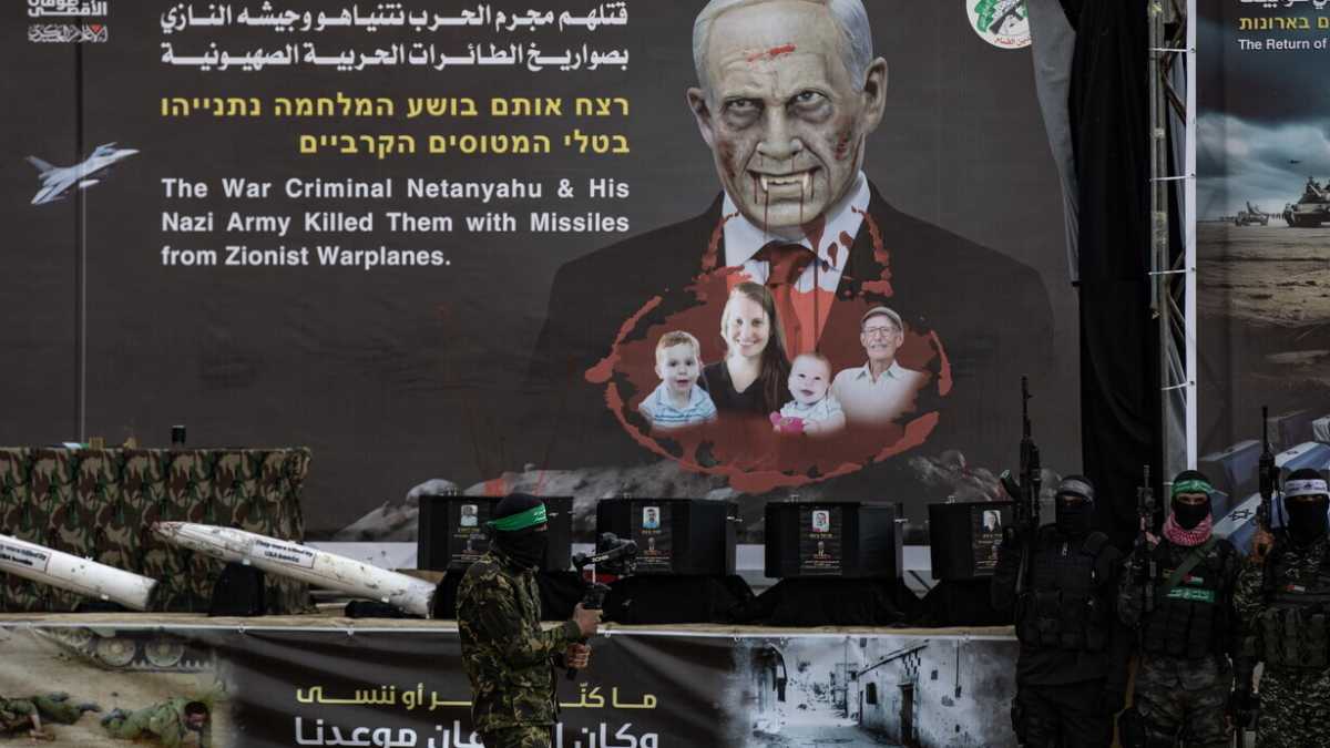 Immagine di Due schermi per Trump: il palco crudele di Hamas e le manovre russe contro Kyiv