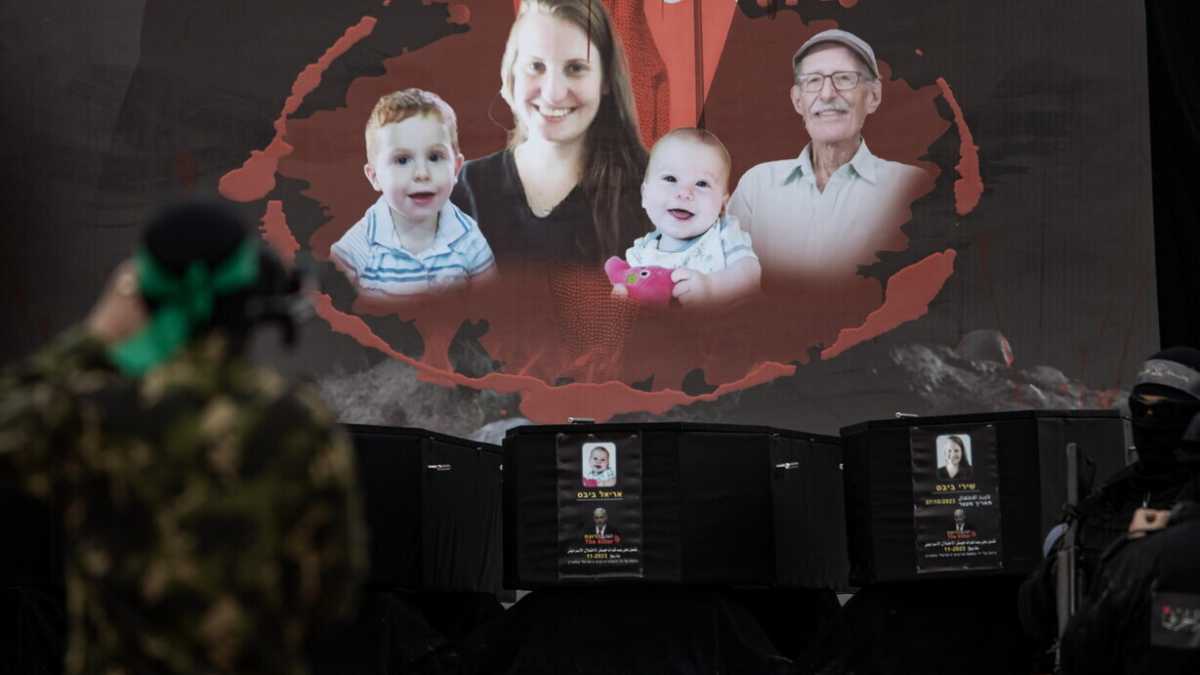 Immagine di Lo show funebre di Hamas. Halevi: “Quanti occidentali complici dei barbari”