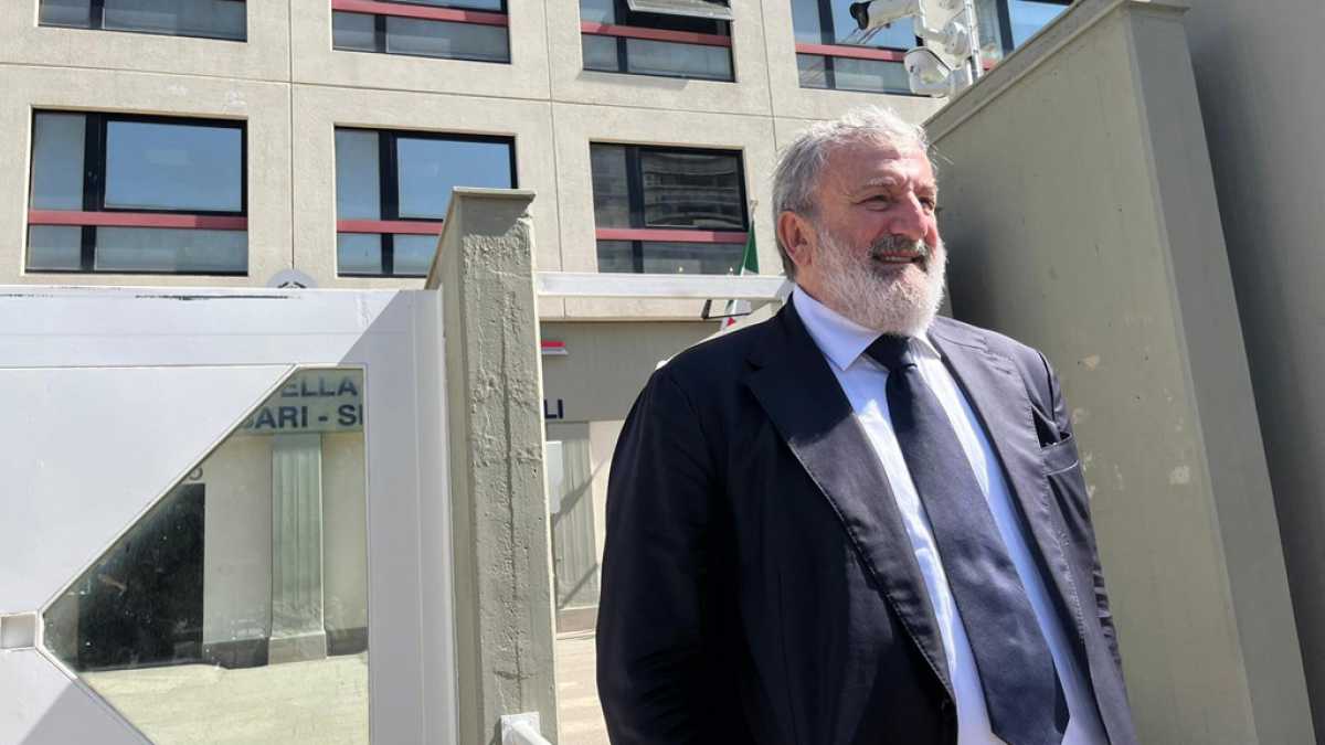Immagine di Sulla Xylella Emiliano usa il governo contro il suo assessore