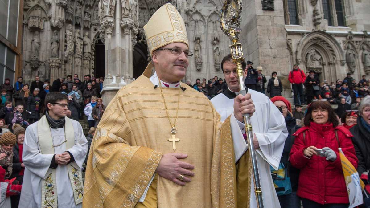 Immagine di Sul cordone sanitario anti AfD si spacca la Chiesa tedesca. Due vescovi: "Non in nostro nome"
