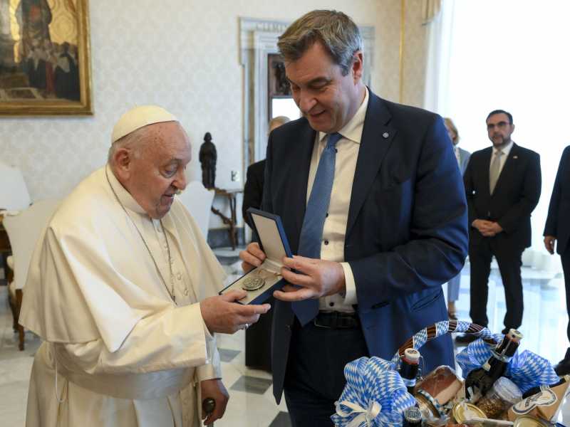 il presidente ministro Markus S&ouml;der con Papa Francesco (LaPresse)