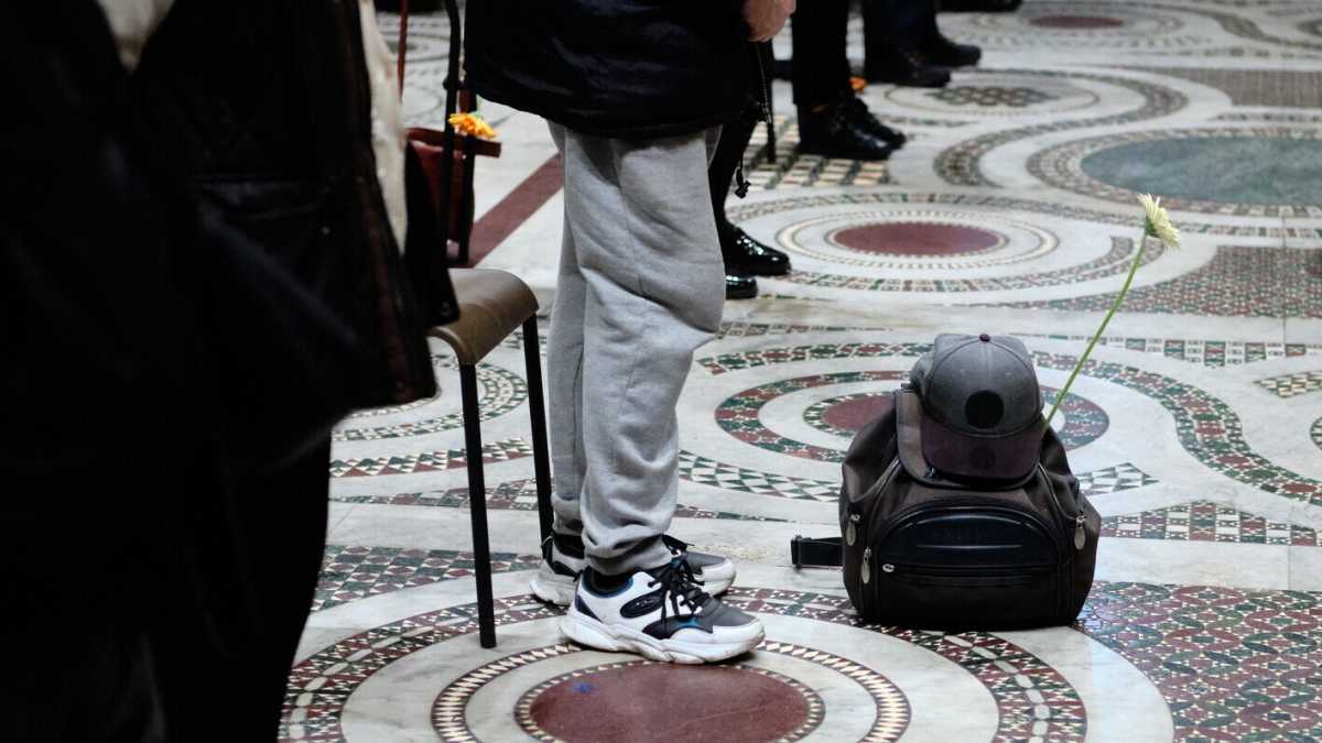 Immagine di La preghiera di chi sta affondando. Lettera da una valigia