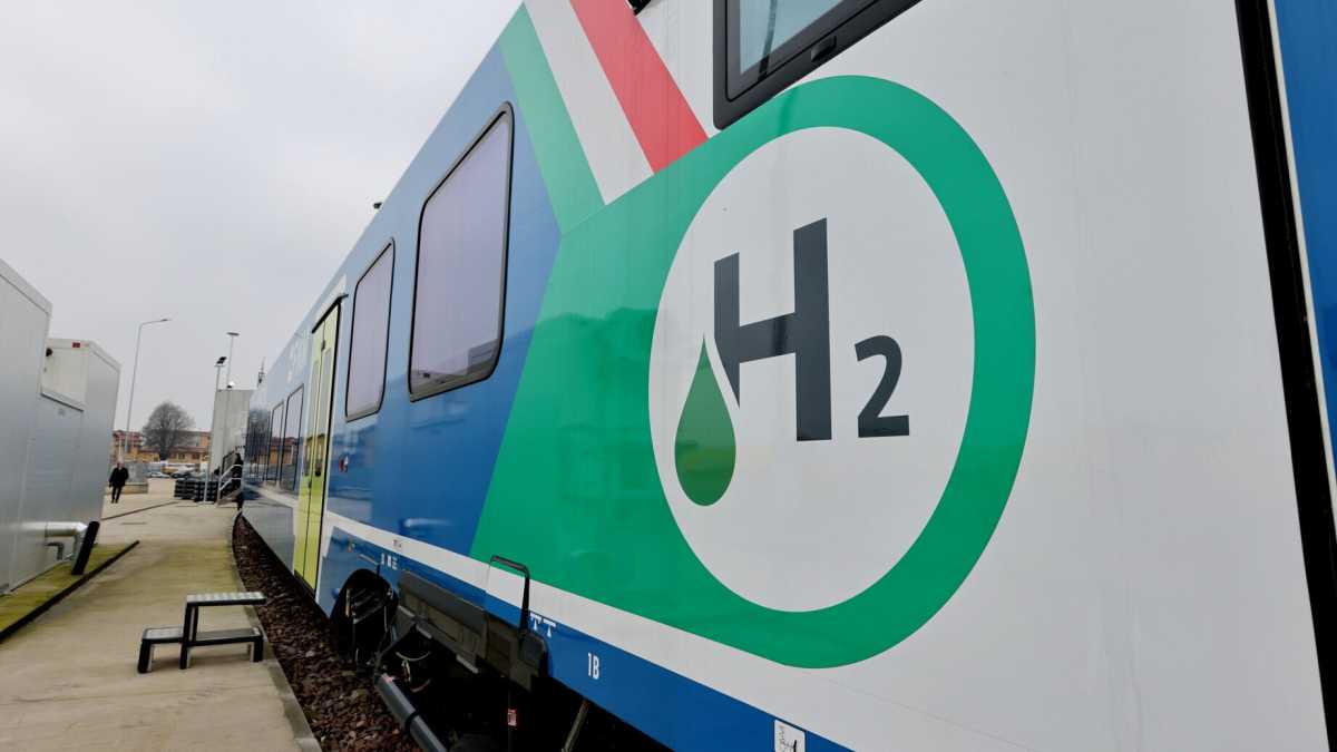 Immagine di Al via, dal 2026, la prima linea di treni a idrogeno in Valcamonica. Nuovi impianti