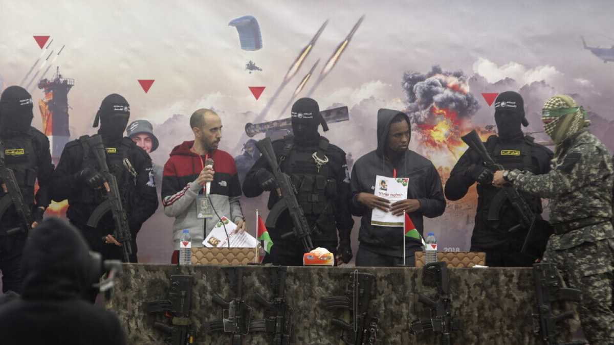 Immagine di Hamas libera altri sei ostaggi israeliani. Israele rimanda lo scambio, sdegnata per l'uccisione dei Bibas