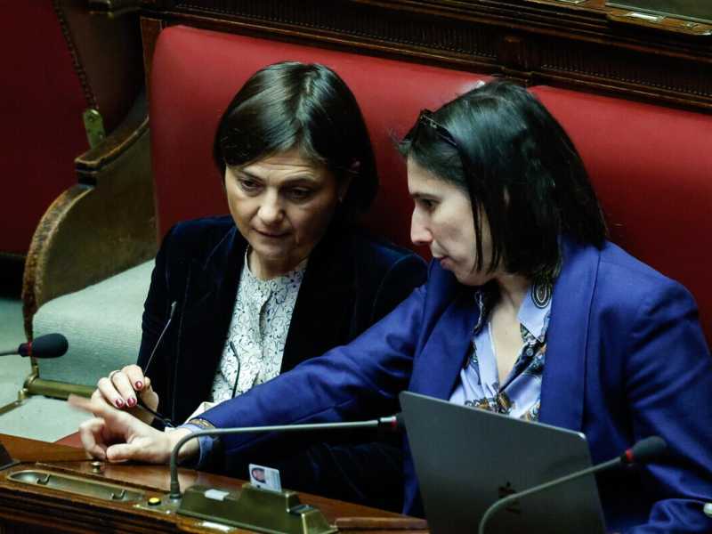 I socialisti europei si mobilitano per Kyiv. Schlein tace. Ma attacca Meloni sui saluti romani