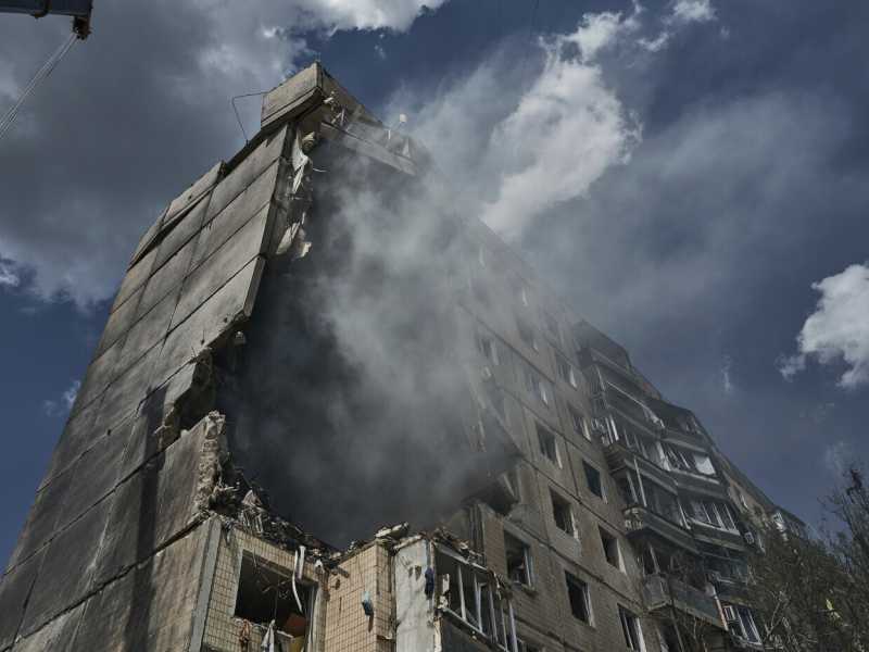 Kryvyi Rih dopo un attacco balistico (Foto LaPresse)<br />