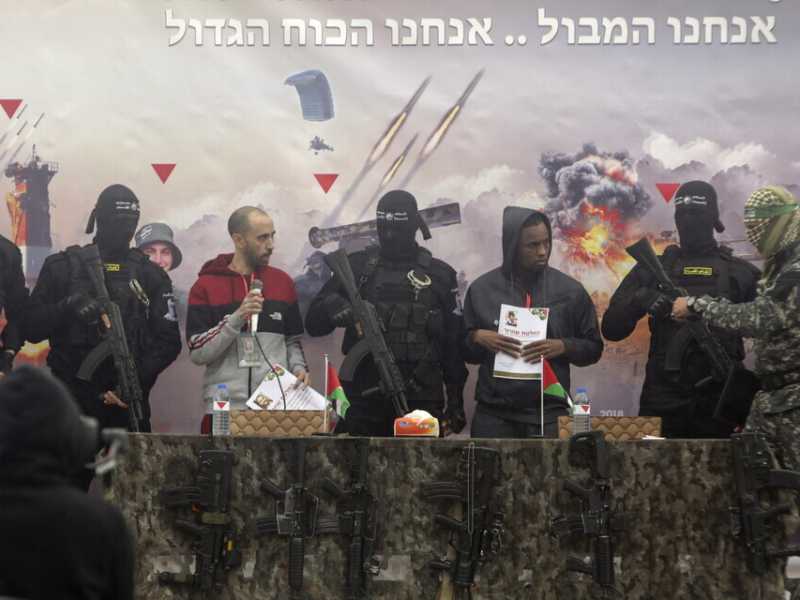 Hamas libera altri sei ostaggi israeliani. Israele rimanda lo scambio, sdegnata per l'uccisione dei Bibas