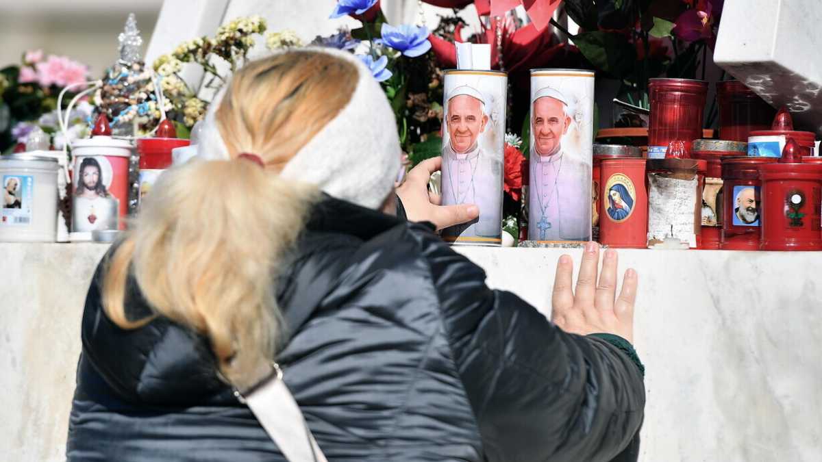 Immagine di Papa Francesco resta in condizioni critiche: "Insufficienza renale lieve, ma non ha avuto nuove crisi respiratorie"