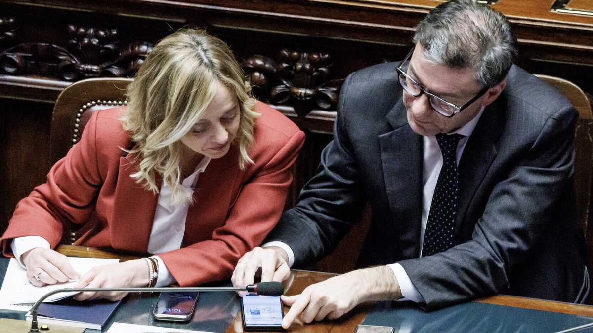 Immagine di Giorgetti guarda a Merz, impensierito da Trump e "ferito" da Meloni sul caro bollette. Salta il Cdm
