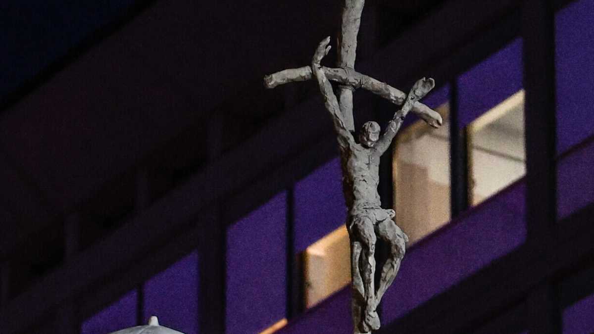 Immagine di Papa Francesco è in lieve miglioramento, ma la prognosi resta riservata