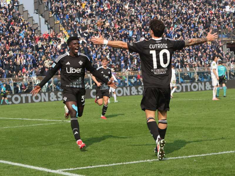 Assane Diao esulta andando ad abbracciare Patrick Cutrone dopo un gol (foto LaPresse)