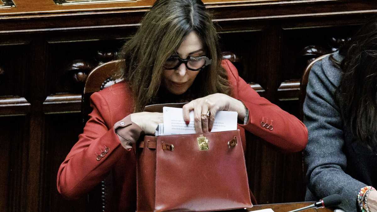 Immagine di Le "borsettate" di Santanché, garantismo, tacchi a spillo, si difende dalle opposizione e da FdI. Una lezione a Meloni