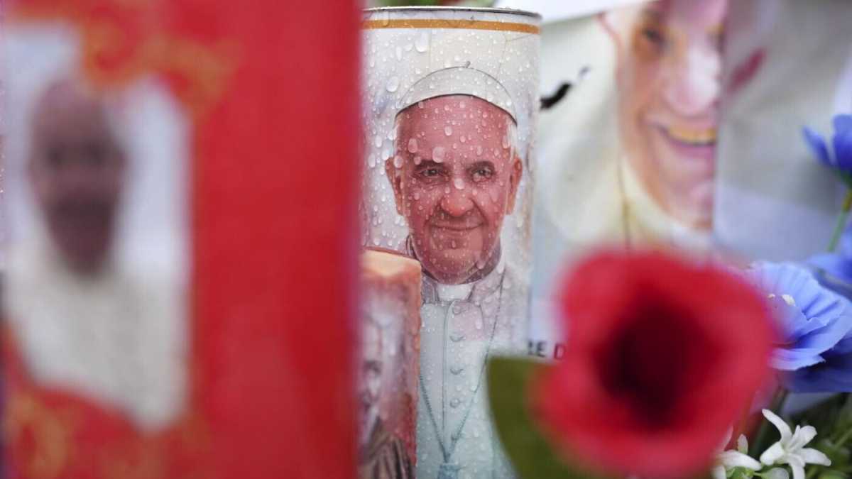 Immagine di Papa Francesco al Gemelli: "È in poltrona e continua le terapie". Le sue condizioni restano critiche