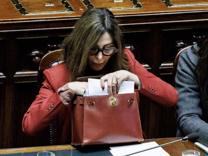 Le "borsettate" di Santanché, garantismo, tacchi a spillo, si difende dalle opposizione e da FdI. Una lezione a Meloni