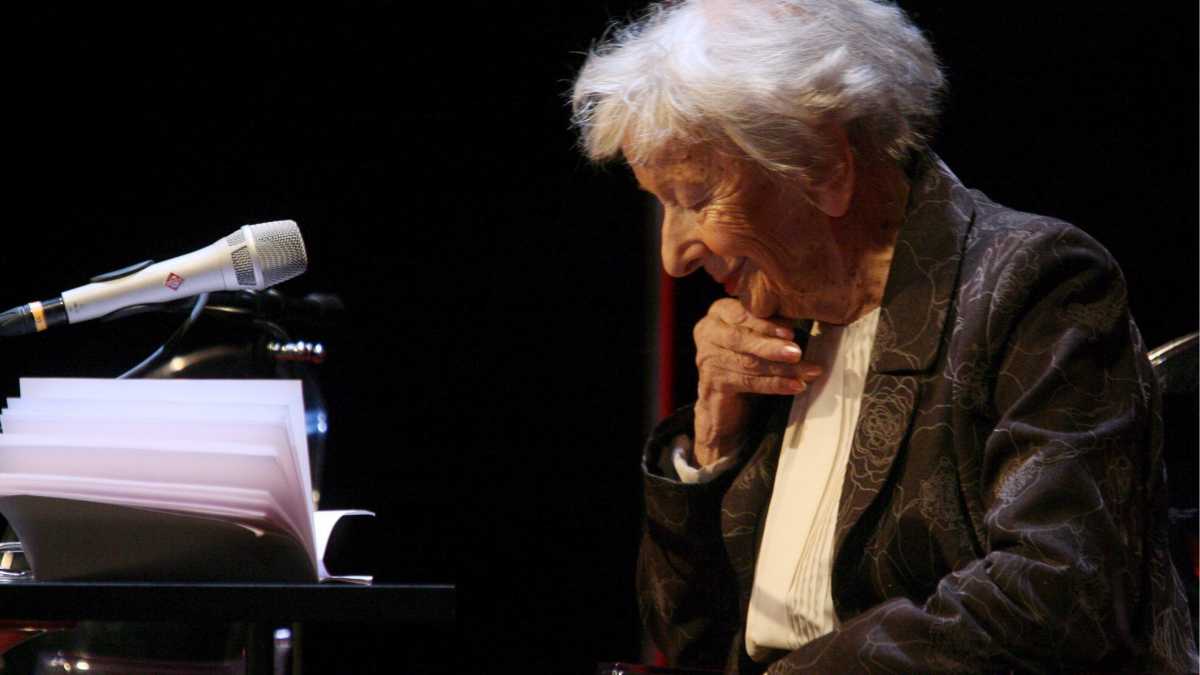 Immagine di Poesie disperse di Wislawa Szymborska: il tuo bottone, la mia chiave di casa