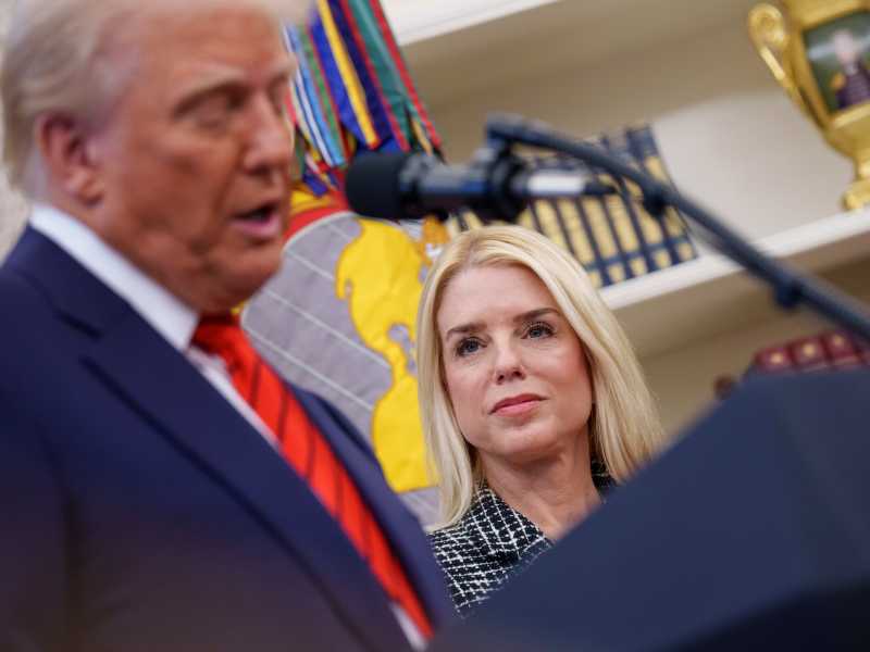 Donald Trump e Pam Bondi nello Studio Ovale della Casa Bianca il 5 febbraio 2025 (Foto di Andrew Harnik/Getty Images) <br />