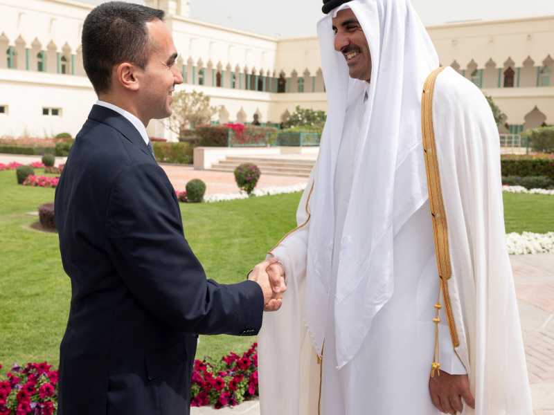 Luigi Di Maio con l’emiro del Qatar Al Thani nel 2022 (foto Getty) <br />