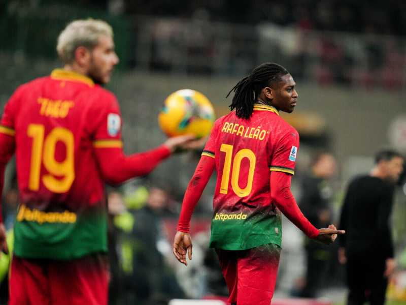 Theo Hernandez e Rafael Le&atilde;o con addosso la quarta maglia del Milan nella partita contro la Lazio (foto LaPresse)<br />