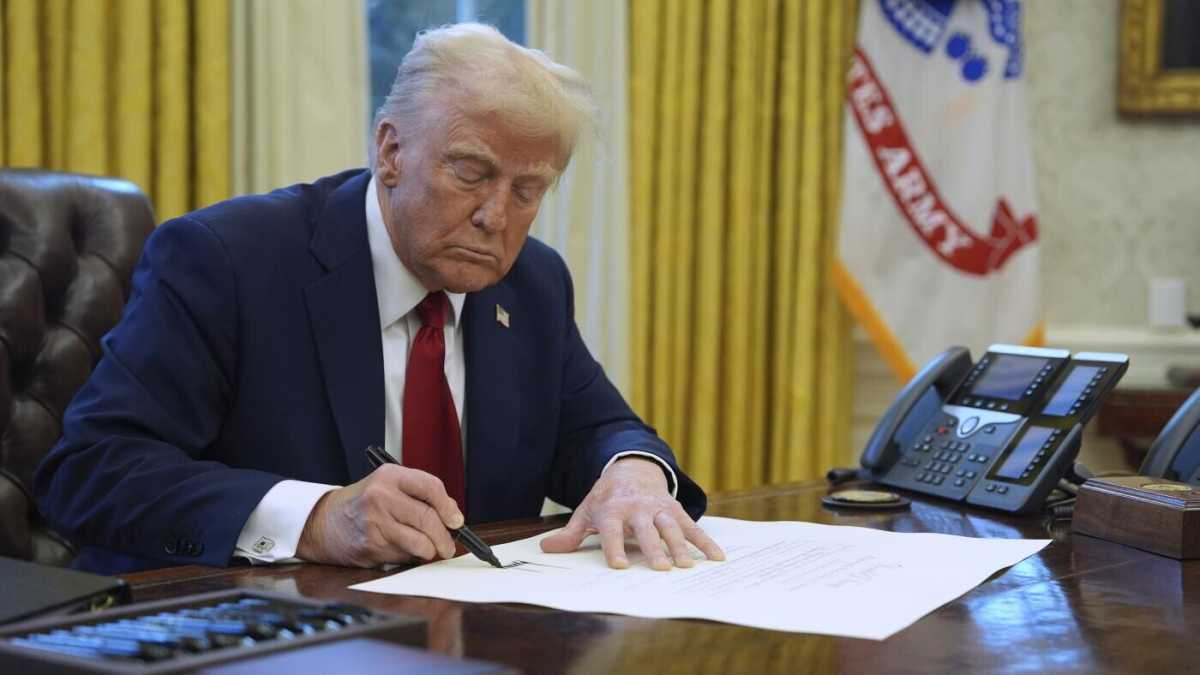 Immagine di Trump sospende gli aiuti militari all'Ucraina