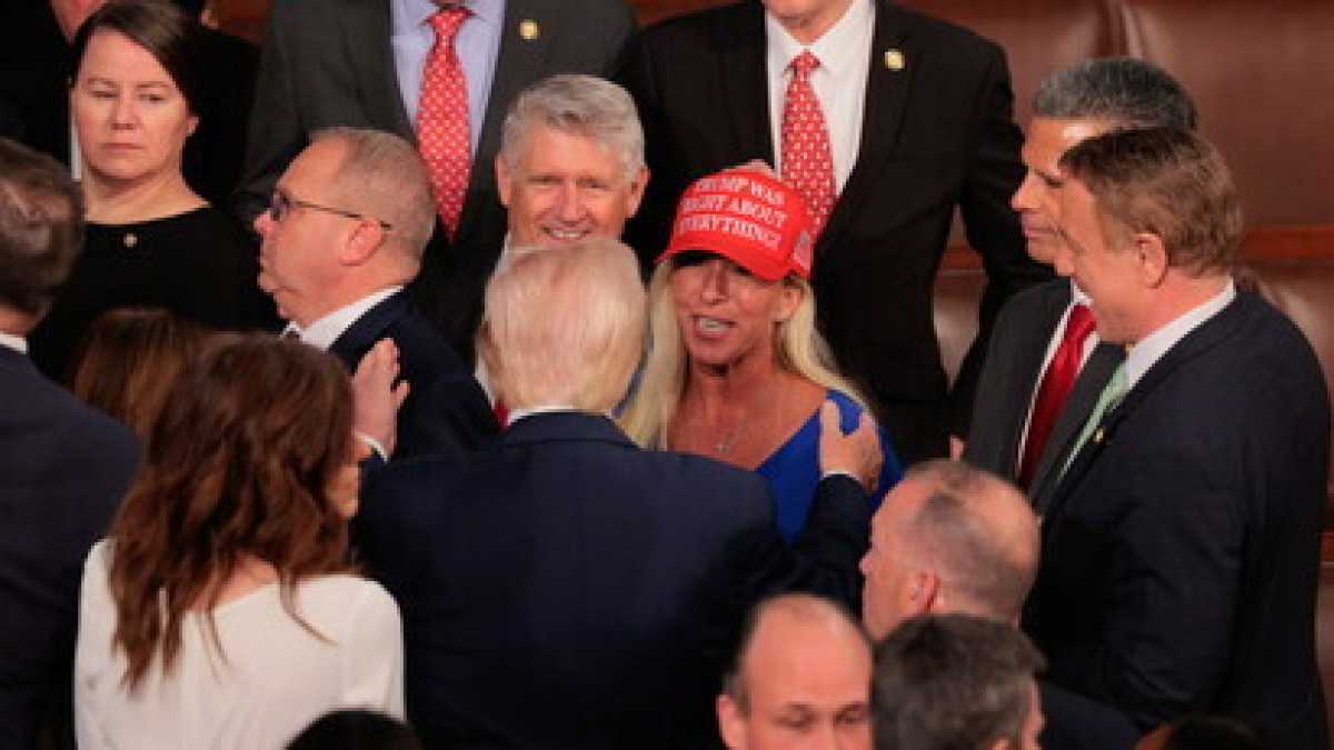 Immagine di Gli abiti rosa delle democratiche e gli altri look al discorso di Trump al Congresso