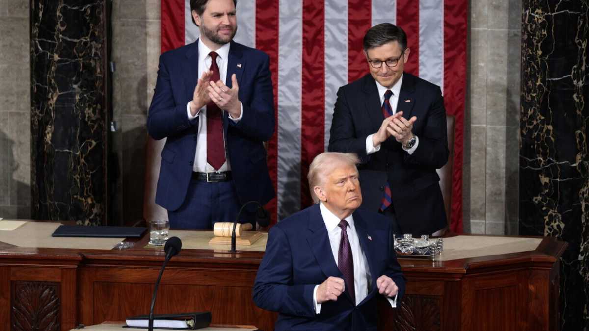 Immagine di Trump celebra se stesso in una notte da "America First"