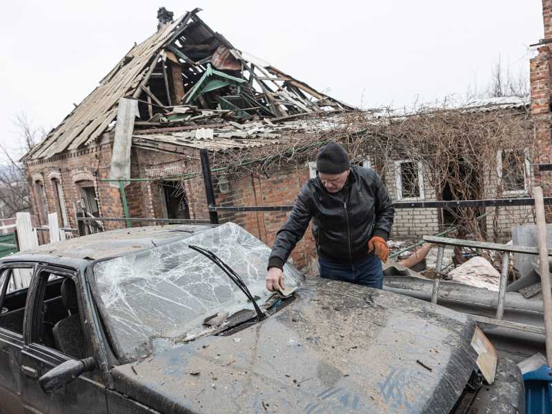 Un residente pulisce la sua auto, danneggiata da un bombardamento russo su Kostiantynivka, Ucraina (Diego Herrera Carcedo / Getty Images) <br />