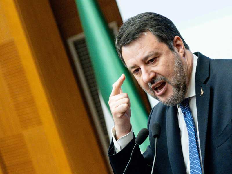 Salvini e la Salvinomics: dazi, Trump, elogio dei caminetti, carbone e cartelle. A metà tra la scuola di Chicago e Arbore
