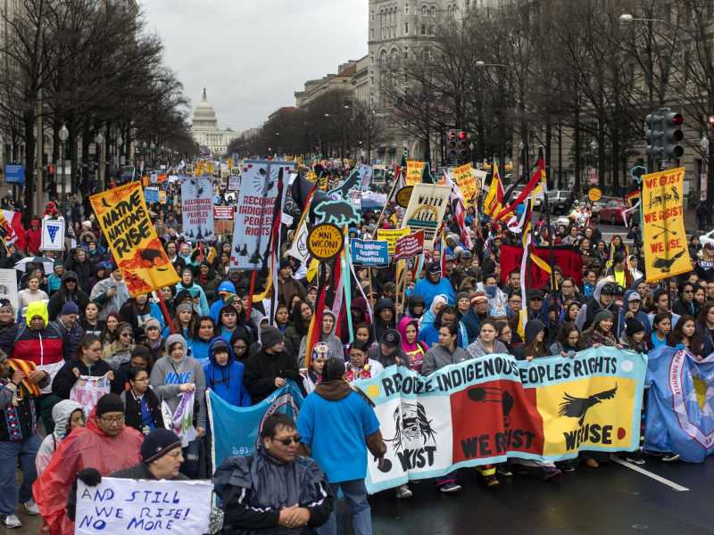 Manifestanti contro l'oleodotto Dakota Access marciano lungo Pennsylvania Avenue verso la Casa Bianca a Washington, 10 marzo 2017 (Foto ANSA)