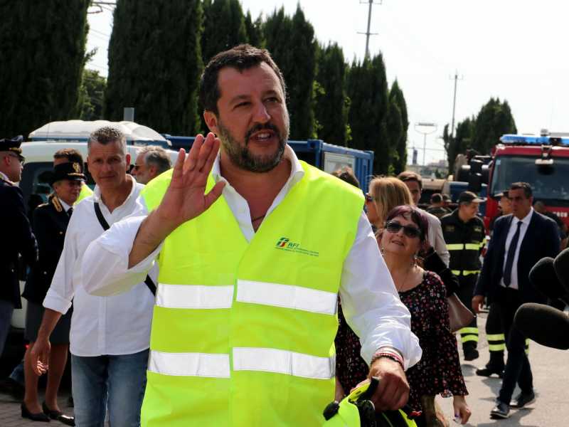 Salvini accelera sul passaggio dell'ad di Rfi a Trenitalia. Guerra di pareri legali, i dubbi di Giorgetti