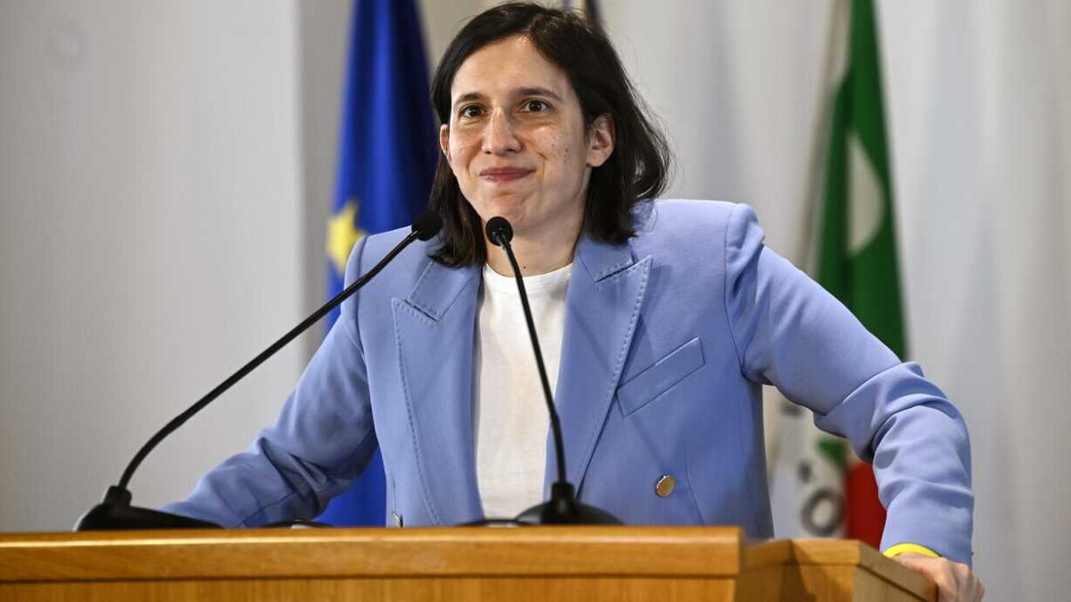 Immagine di Elly la quantica. “Esercito europeo sì, riarmo no”. Il Pd ora è un elettrone