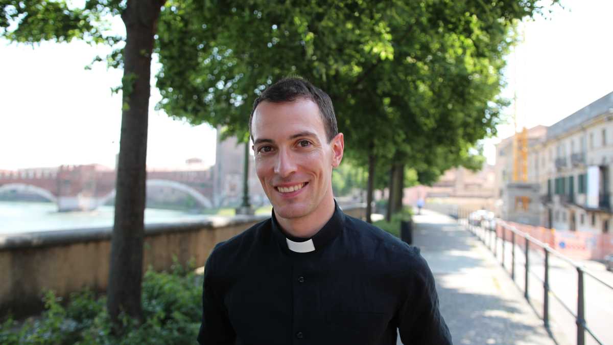 Immagine di Ambrogio Mazzai, prete influencer “contro la censura della libertà religiosa”