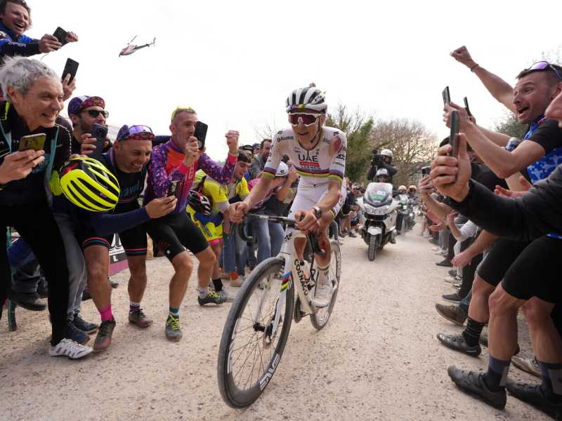 &nbsp;Tadej Pogacar solo al comando della Strade Bianche 2025 (foto LaPresse)<div>&nbsp;</div>