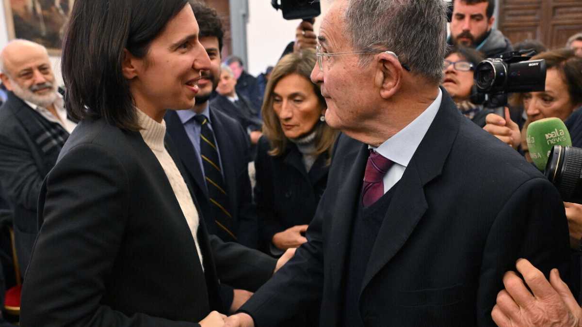 Immagine di Prodi si smarca dalla linea Schlein: "Il riarmo Ue è necessario"